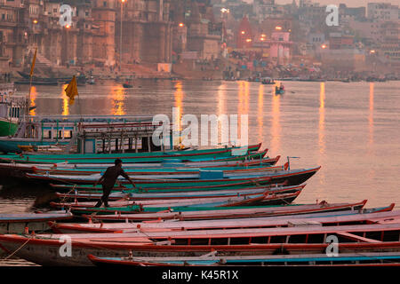 Voile sur les berges du fleuve Gange, dans les couleurs de l'aube. (Varanasi, Inde) Banque D'Images