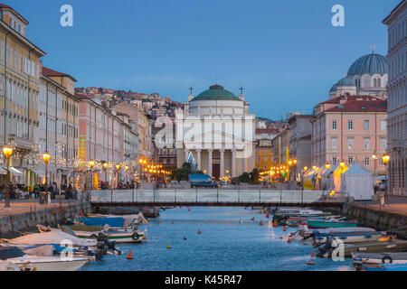 Le Grand Canal avec l'église de Saint Antoine Taumaturgo au crépuscule. La ville de Trieste, Trieste, Frioul-Vénétie Julienne Province district, Italie, Europe Banque D'Images