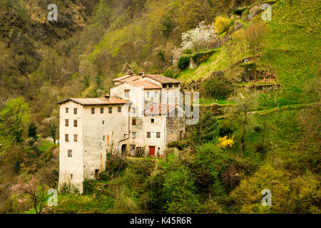 Maisons en pierre, Contrada Giaconi Frenzela, Val, Valstagna, Provincia de Vicenza, Vénétie, Italie. Habitations rurales sur côté montagne. Banque D'Images