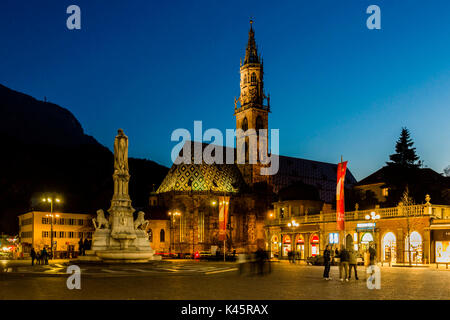 Cathédrale, Bolzano, province du Trentin Haut Adige, Italie. Lumière du soir sur la Piazza Walther. Banque D'Images