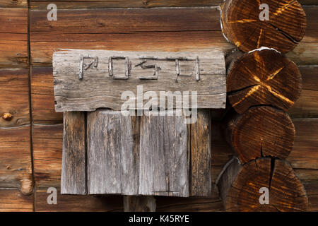 Boîte aux lettres avec le temps patine sur la surface de la log, Laponie Banque D'Images