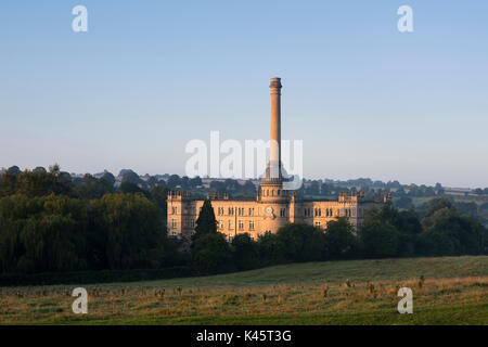 Bliss Tweed Mill juste après le lever du soleil. Chipping Norton, Oxfordshire, Angleterre Banque D'Images