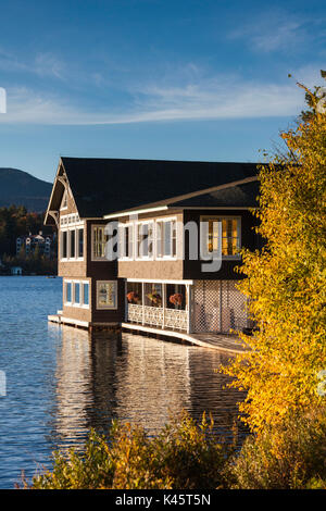 USA, New York, des montagnes Adirondack, Lake Placid, Lake Placid Club Boathouse, restaurant sur le lac Miroir, automne Banque D'Images