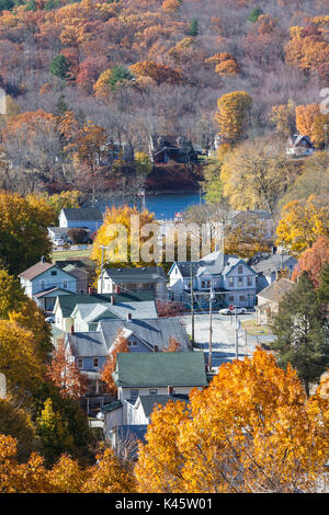 USA, Pennsylvania, Pocono Mountains, Port Jervis, élevée sur la ville, l'automne Banque D'Images