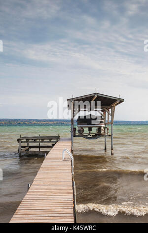 USA, New York, Région des lacs Finger, Fayette, Piers bateau sur le lac Cayuga Banque D'Images