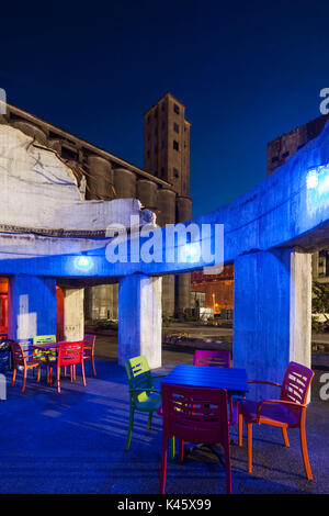 USA, New York, dans l'ouest de New York, Buffalo, Silo, ville nouvelle de divertissement autour de silos à grains rénové, dusk Banque D'Images