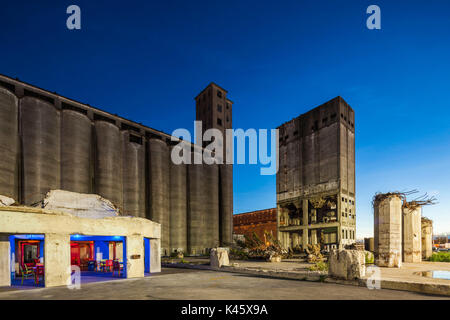 USA, New York, dans l'ouest de New York, Buffalo, Silo, ville nouvelle de divertissement autour de silos à grains rénové, dusk Banque D'Images