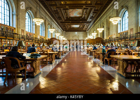 USA, New York, New York City, Mid-Town Manhattan, New York Public Library, Rose Salle de lecture principale, rouvert à la fin de 2016 Banque D'Images