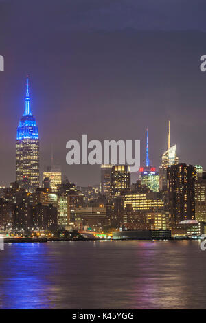 USA, New York, New York City, Brooklyn-Williamsburg, Mid-Town Manhattan skyline, dusk Banque D'Images