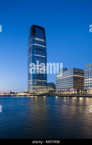 USA, New Jersey, Jersey City, Skyline avec 30 Hudson Street également connu sous le nom de la tour Goldman Sachs, Dawn Banque D'Images