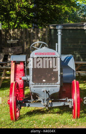 Le Canada, l'Ontario, Niagara on the Lake, Reif Estate Winery, tracteur Banque D'Images