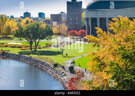 Canada, Québec, Hull-Gatineau, wallkway par la rivière Ottawa, automne Banque D'Images