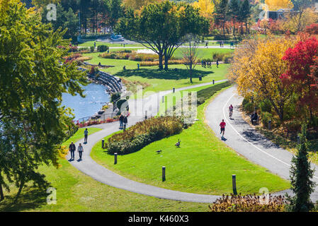 Canada, Québec, Hull-Gatineau, wallkway par la rivière Ottawa, automne Banque D'Images