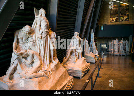 Le Canada, l'Ontario, Ottawa, capitale du Canada, Musée canadien de la guerre, la salle de la régénération, le plâtre des statues du monument commémoratif du Canada à Vimy en France par l'artiste Walter Seymour Allward Banque D'Images