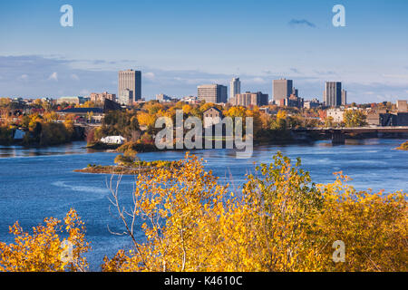 Le Canada, l'Ontario, Ottawa, capitale du Canada, vue sur la ville à partir de la rivière des Outaouais, l'automne Banque D'Images