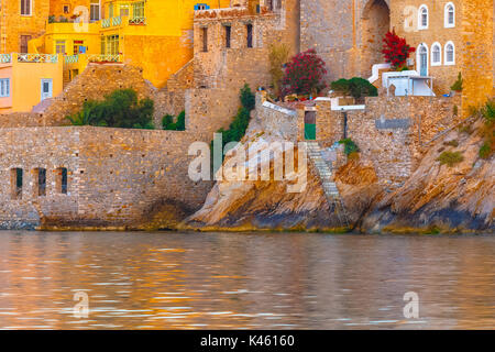 Ermoupolis à Syros Island avec zone de Vaporia et maisons traditionnelles au crépuscule ou tôt le matin avant le lever du soleil ou le coucher du soleil, Grèce Banque D'Images