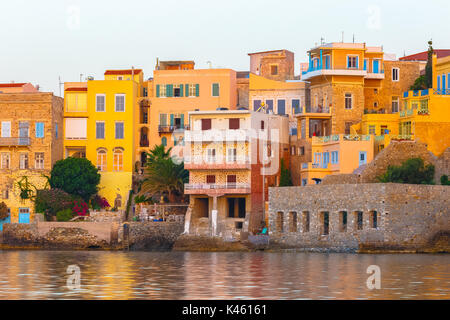 Ermoupolis à Syros Island avec zone de Vaporia et maisons traditionnelles au crépuscule ou tôt le matin avant le lever du soleil ou le coucher du soleil, Grèce Banque D'Images