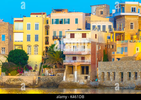 Ermoupolis à Syros Island avec zone de Vaporia et maisons traditionnelles au crépuscule ou tôt le matin avant le lever du soleil ou le coucher du soleil, Grèce Banque D'Images