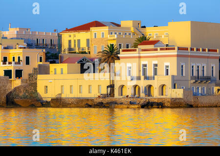 Ermoupolis à Syros Island avec zone de Vaporia et maisons traditionnelles au crépuscule ou tôt le matin avant le lever du soleil ou le coucher du soleil, Grèce Banque D'Images