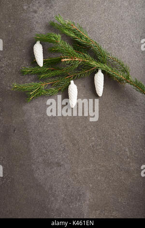 Branches de sapin avec des pendentifs, Noël vie encore Banque D'Images