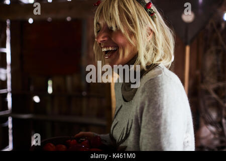 Femme blonde, coiffe, Garland avec églantier, rire, vue latérale, Banque D'Images