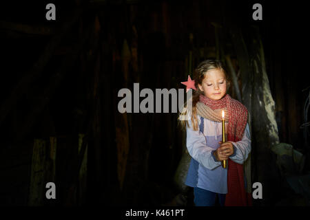 Grange, fille avec bougie, sourire, demi-portrait, Banque D'Images