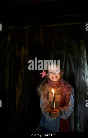 Grange, fille avec bougie, sourire, demi-portrait, Banque D'Images