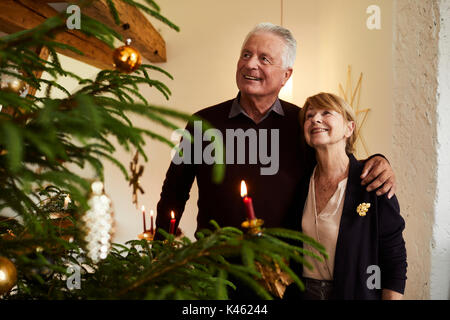 Couple d'arbre de Noël, la moitié portrait Banque D'Images
