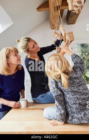 Grand-mère, mère et fille raccrocher un calendrier de l'avent, Banque D'Images