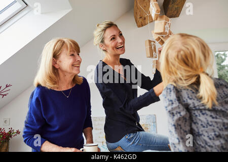 Grand-mère, mère et fille raccrocher un calendrier de l'avent, Banque D'Images