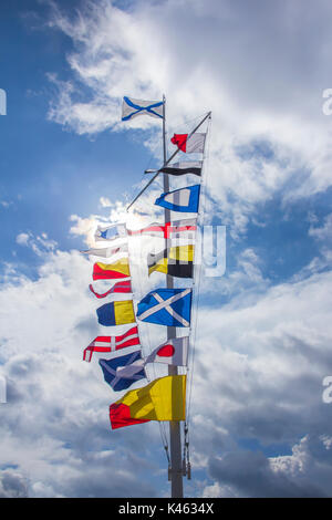 Signal maritime internationale les drapeaux sur un mât contre un ciel bleu Banque D'Images