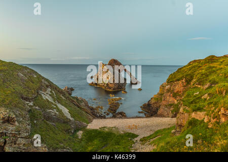 Fiddle Bow Rock sea arch à Portknockie, Écosse, Royaume-Uni au coucher du soleil Banque D'Images