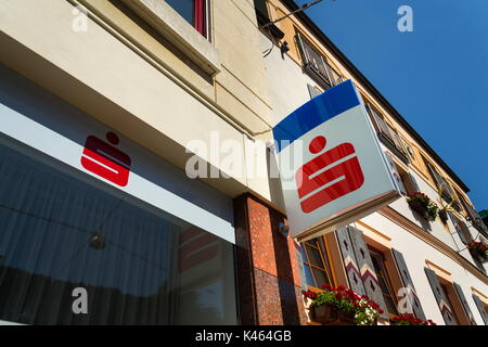 SCHLADMING, AUTRICHE - le 15 août : Erste Group Bank AG logo de l'entreprise sur l'édifice du siège social le 15 août 2017 à Schladming, en Autriche. Banque D'Images