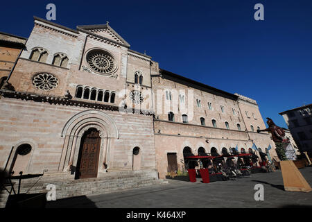 La Cathédrale de Foligno (ou Cathédrale San Feliciano,12e siècle), sur la Piazza della Repubblica, Foligno, en Ombrie, Italie Banque D'Images