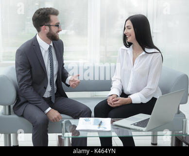 Manager et client à parler dans un bureau moderne Banque D'Images