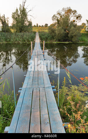 Passerelle en bois suspendu au-dessus de la rivière Ros, Centre de l'Ukraine. Banque D'Images