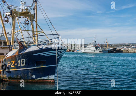 Le port de Newlyn Cornwall montrant un chalutier et un navire de protection des pêches Banque D'Images