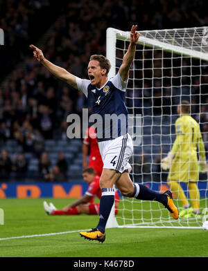 Ecosse de Christophe Berra fête marquant son premier but de la partie au cours de la qualification pour la Coupe du Monde FIFA 2018, Groupe F match à Hampden Park, Glasgow. Banque D'Images