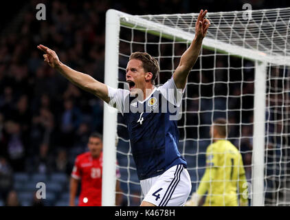 Ecosse de Christophe Berra fête marquant son premier but de la partie au cours de la qualification pour la Coupe du Monde FIFA 2018, Groupe F match à Hampden Park, Glasgow. Banque D'Images