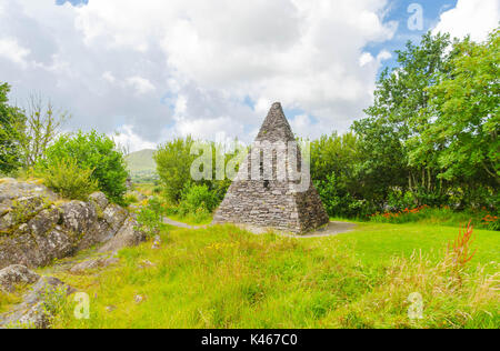 Le Sneem pyramides la création de James Scanlon pour un projet du Conseil, Sneem Iveragh Irlande Banque D'Images