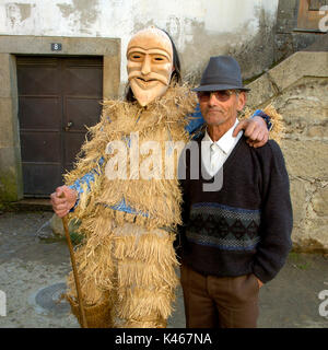 Masque en bois traditionnels pendant le carnaval. Lazarim, Beira Alta, Portugal Banque D'Images