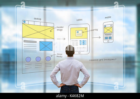 Développement de site Web UI/UX designer avant l'examen des croquis de mise en page maquette fil de fer design pour répondre au contenu Web d'écran AR Banque D'Images