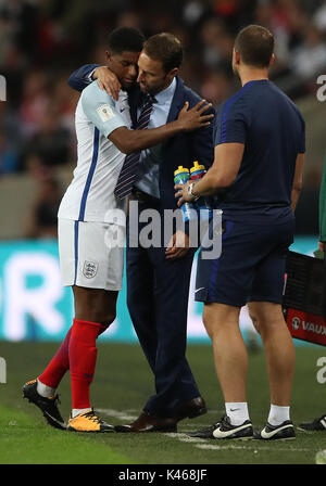 L'Angleterre Marcus Rashford est embrassé par manager Gareth Southgate après qu'il est remplacé pendant la Coupe du Monde 2018, Groupe F match de qualification au stade de Wembley, Londres. ASSOCIATION DE PRESSE Photo. Photo date : lundi 4 septembre 2017. Voir l'ACTIVITÉ DE SOCCER histoire de l'Angleterre. Crédit photo doit se lire : Nick Potts/PA Wire. RESTRICTIONS : utilisation sous réserve de restrictions de FA. Usage éditorial uniquement. L'utilisation commerciale qu'avec l'accord préalable écrit de la FA. Aucun montage sauf le recadrage. Banque D'Images