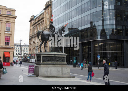 Statue équestre du duc de Wellington avec un cône de circulation sur sa tête à l'extérieur de la galerie d'art moderne ou goma Glasgow Ecosse Banque D'Images