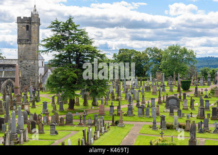 STRILING - Royaume-Uni - 9 août 2017 - Vue du cimetière près de château de Stirling en Écosse avec certains touristes visitent Banque D'Images