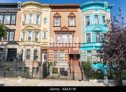 Une rangée d'immeubles de briques historique sur st. Francis place dans le quartier de Crown heights à Brooklyn, New York Banque D'Images