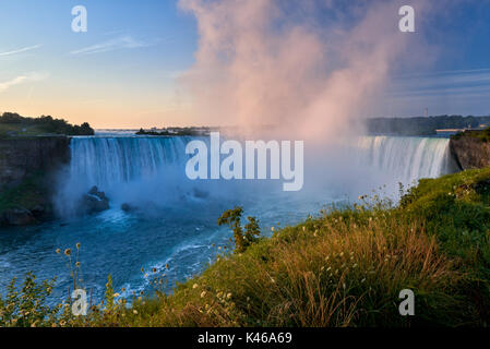 Niagara Falls, ON, Canada. 27 août 2017. Horseshoe Fall au lever du soleil. © igor ilyutkin Banque D'Images