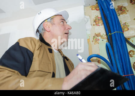 Plombier professionnel Contrôle de l'installation de tuyaux d'eau Banque D'Images