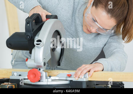 Carpenter femme travaillant dans son atelier Banque D'Images