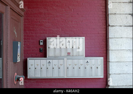 Rangée de boîtes aux lettres verrouillé sur mur de brique rouge Banque D'Images